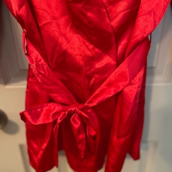 Dreamgirl red satin finish shorty belted robe.​ - Picture 5 of 6